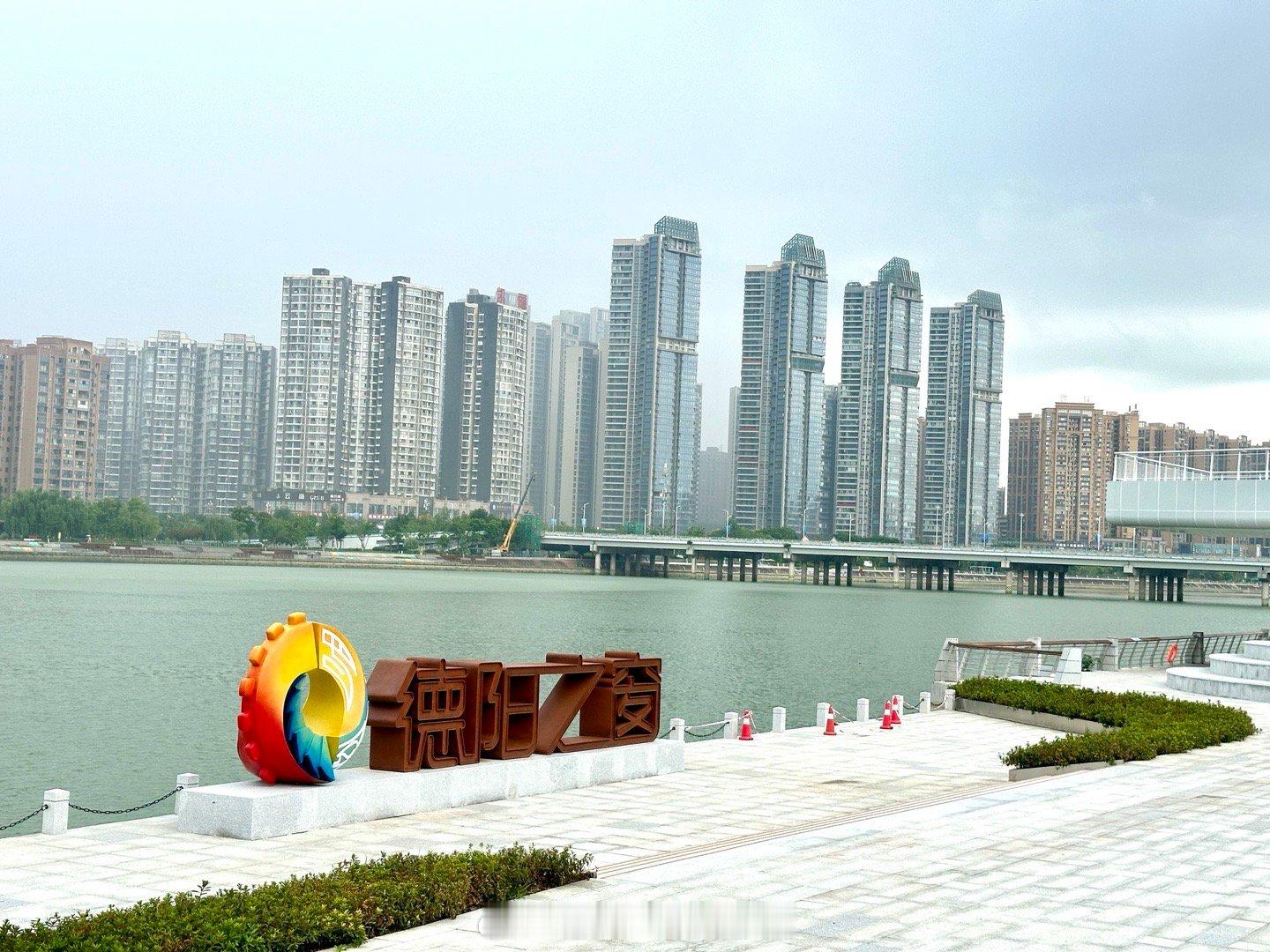 四川德阳这座城越来越好了，早起沿着河边跑步，就这个景色有没有一种“大都市”的感觉