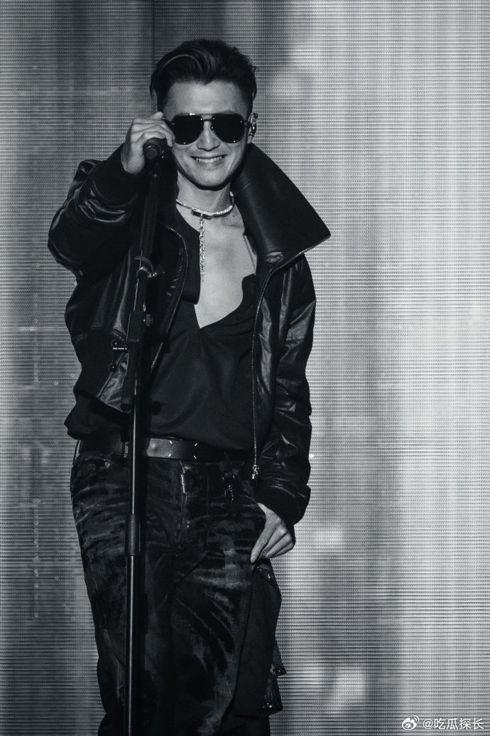 谢霆锋富有且慷慨 谢霆锋富有且慷慨，胸肌就这样大方展露！谢霆锋今晚继续