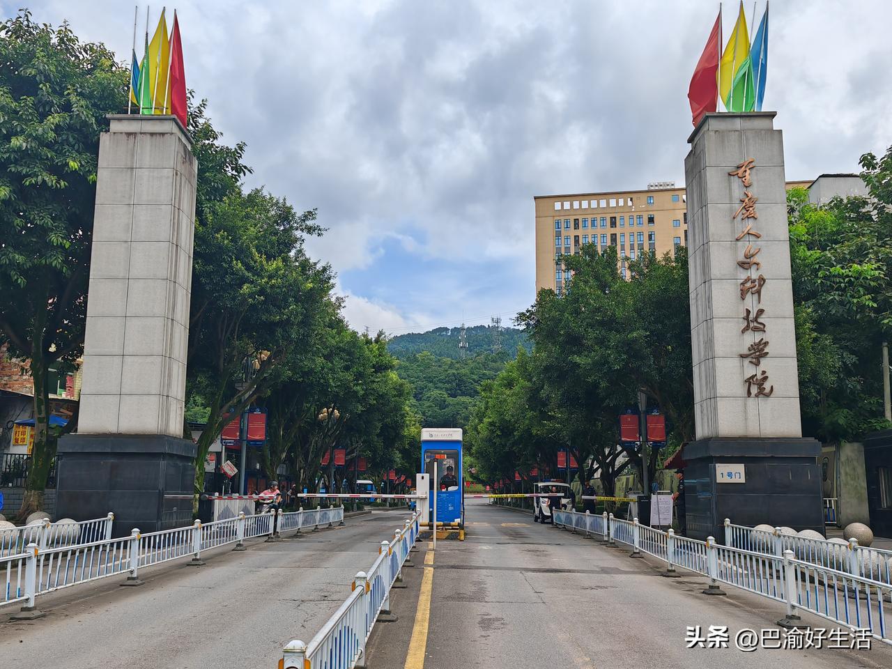 现在的大学，想进去参观太难了。今天路过合川草街，想着去重庆人文科技学院里面参观一