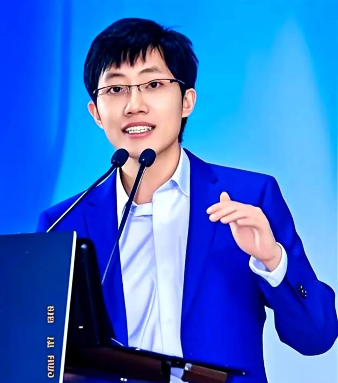 DeepSeek为什么坚持开源 DeepSeek创始人梁文锋表示，DeepSee