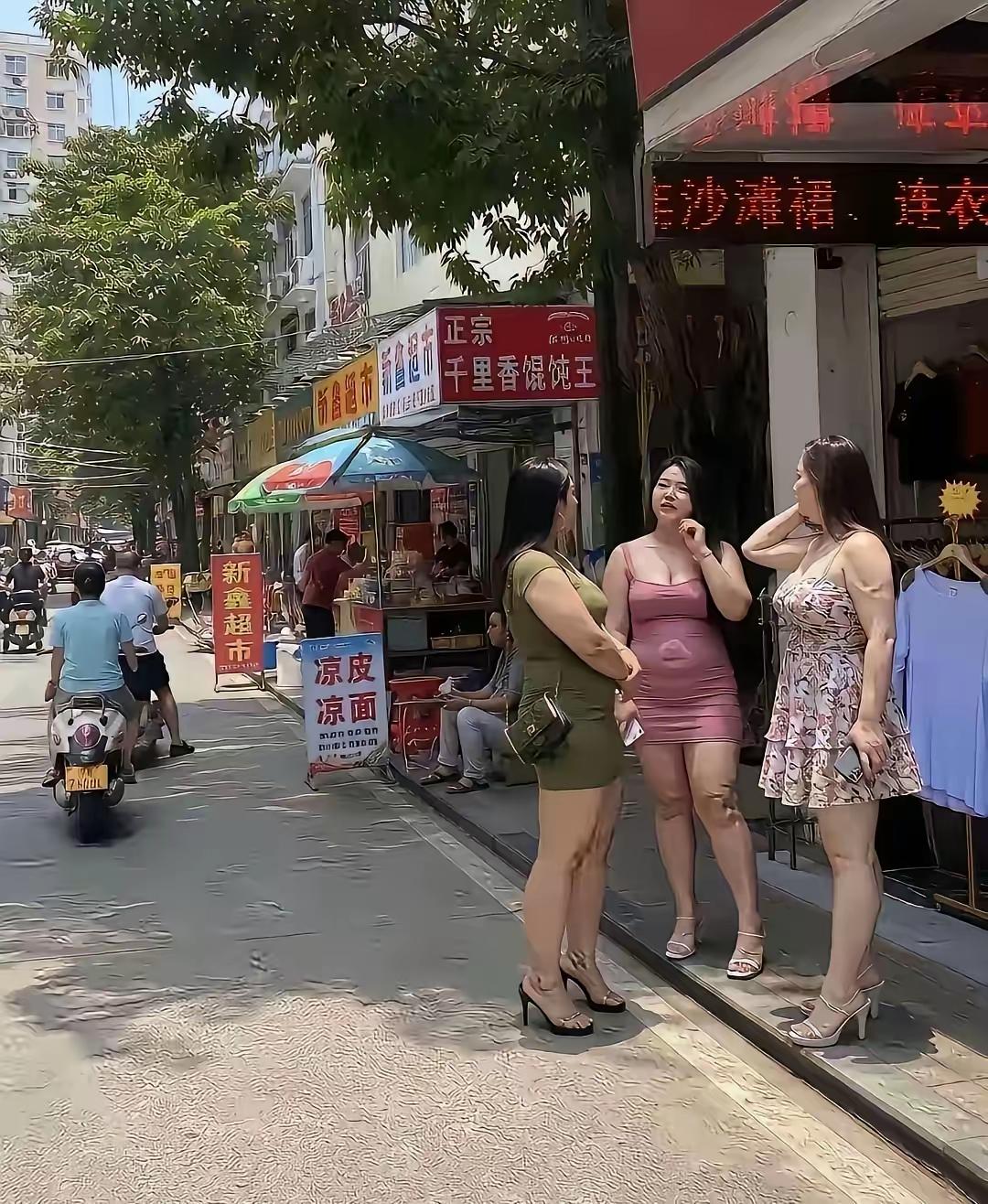 一个人的身形样貌与穿搭细节，往往能悄悄透出自身的教养、家教与审美品味。
街头的一