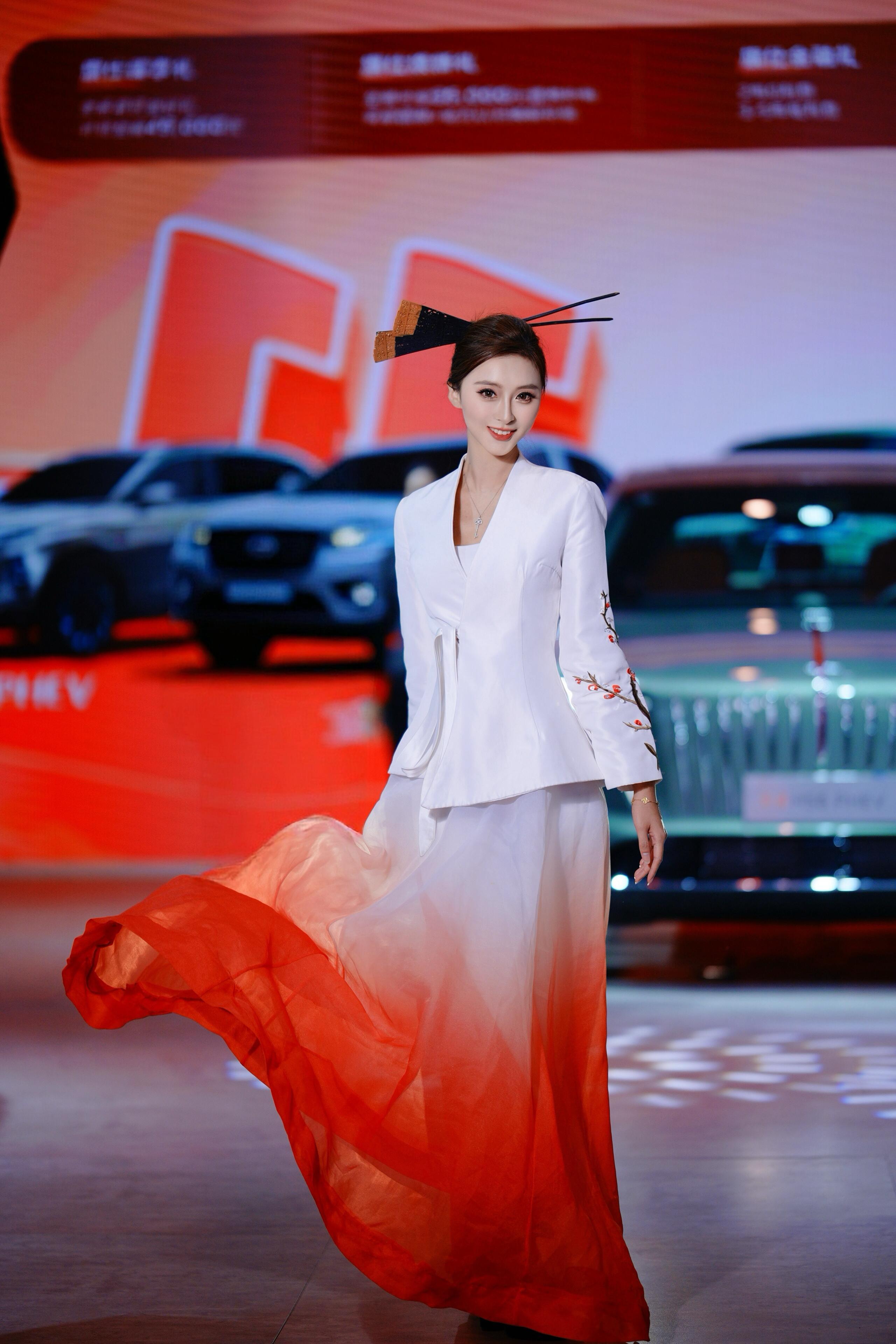昆明车展 红旗展台演绎东方美学车模小姐姐 