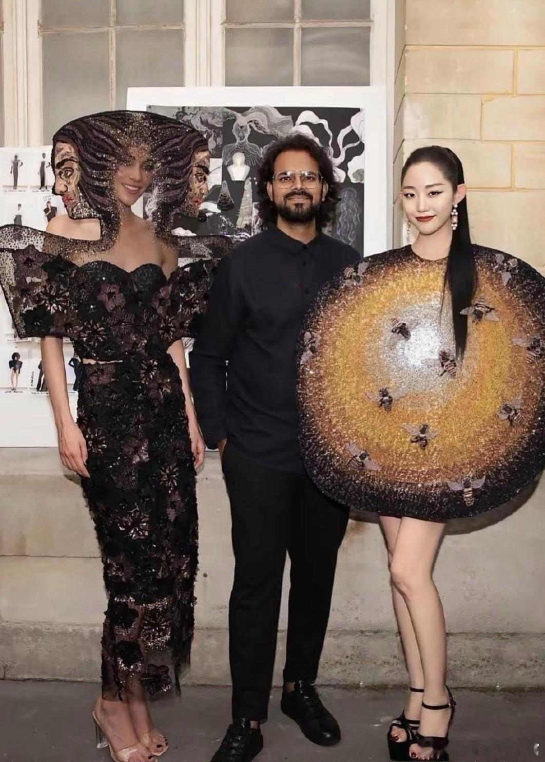 万千惠那件戛纳战袍，远看像烤焦的馕，近看像个烤糊了的大饼上面还有几只苍蝇 