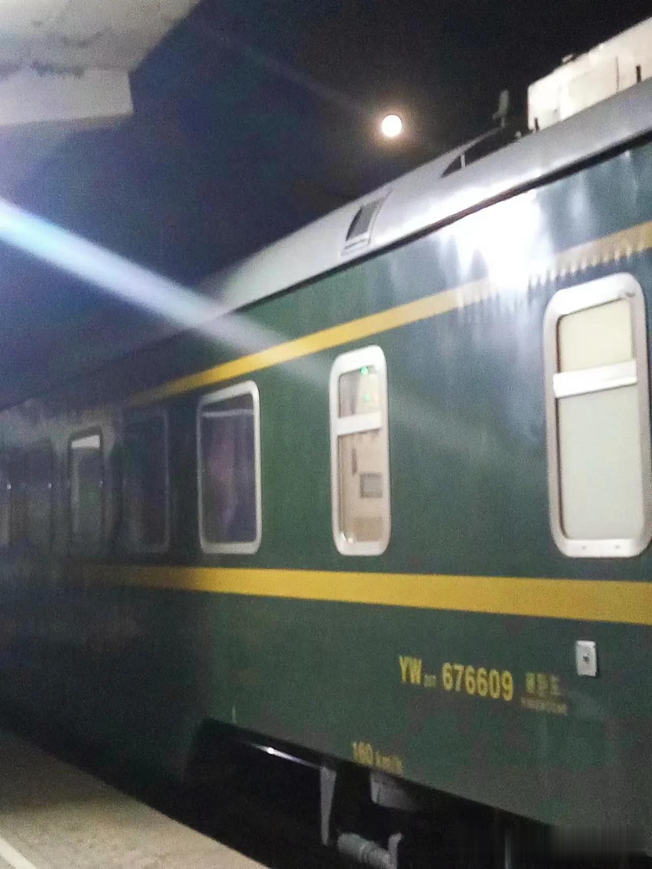 Z21次，27日19:53从北京西站出发，用时11小时零3分，28日6:56到达