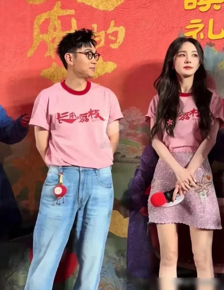 大鹏看杨幂那眼神，全网都说不对劲。但他后来一把将杨幂从边上拽回C位，那动作才叫一