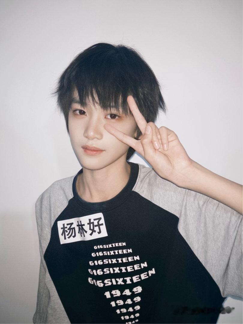 杨林好YL  🌺杨林好 五代唯一门面主唱🌺杨林好 五代第一小提琴手🌺“ᵀʰ