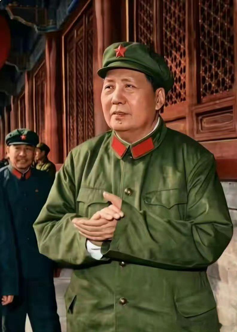 [音乐]“红色的帽徽红领章，红色的战士红思想，全军上下一片红，颗颗红心向太阳。。
