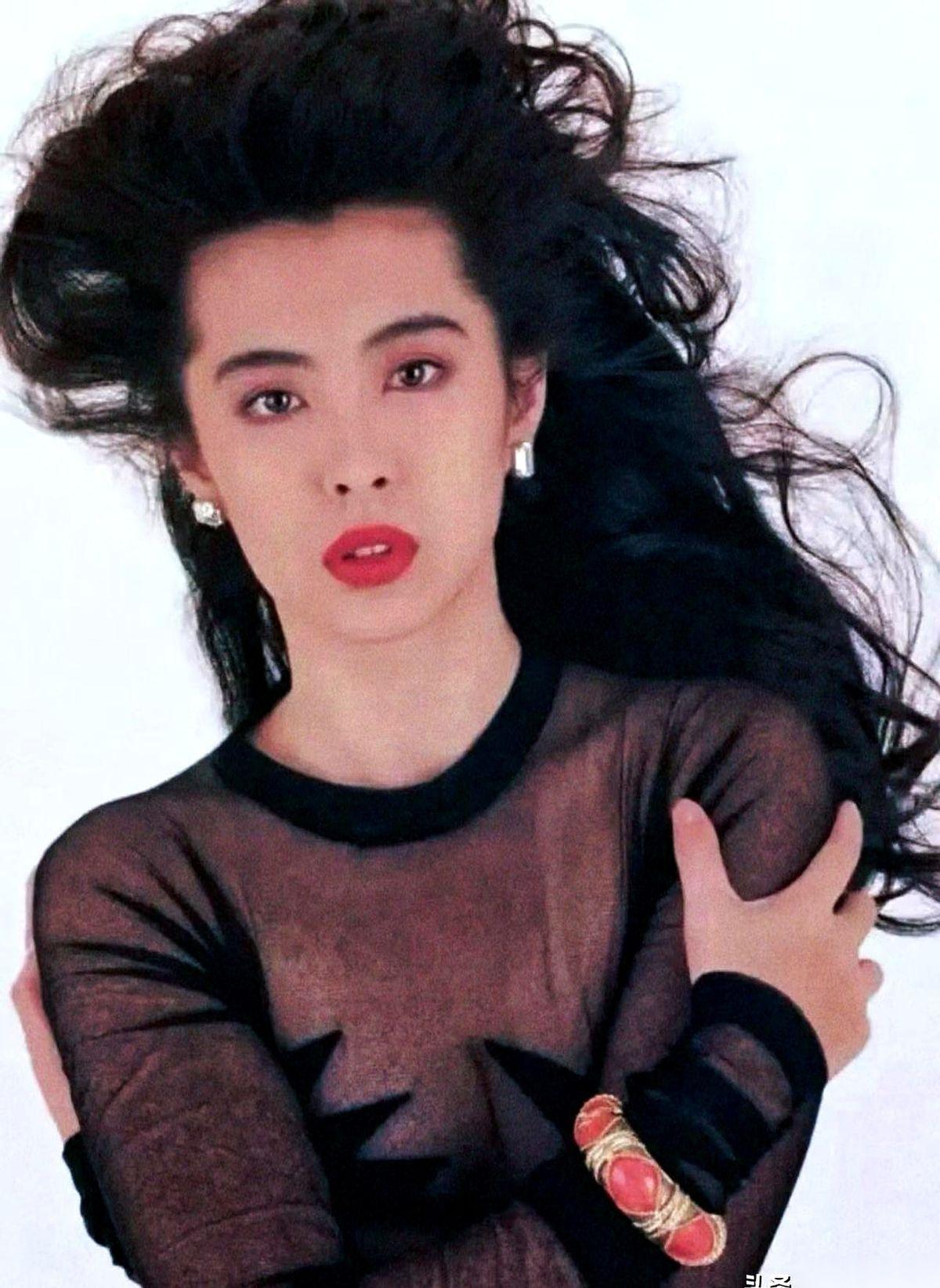 压箱底几十年的王祖贤绝版广告照，杨凡导演终于放出来了。
照片一出来，全网都静了一