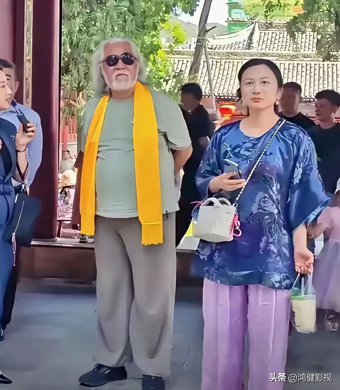 真是没想到，75岁的年纪，墨镜，大背头，还围着橘黄色丝巾，竟然活成了57的样子。