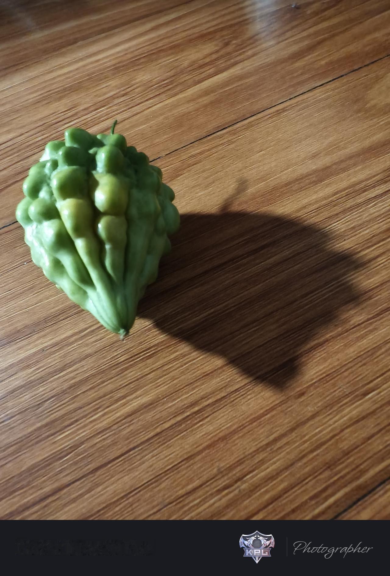 孩子在阳台上种的苦瓜，就是用来观察而已。成熟了的苦瓜也还是小小的，以前没啥糖吃，