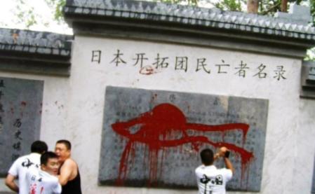 2011年，中国境内的一个小县城，斥巨资50万为日军立碑，公然纪念日本侵略者，还