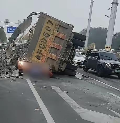 烟台续源货运的老板李某某，核载15吨的车硬塞77吨，超载407%还非法改装加高挡