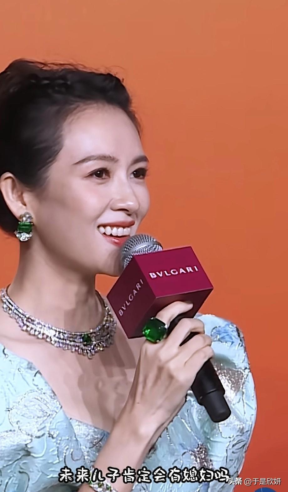 章子怡出席活动状态封神！祖母绿珠宝加持，豪门阔太气场全开
 
谁被章子怡的活动状