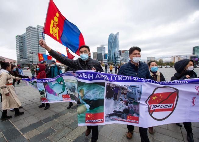 走在乌兰巴托的街头你会发现，墙上刷着“中国人滚出去”的红色标语，酒吧里年轻人喊着