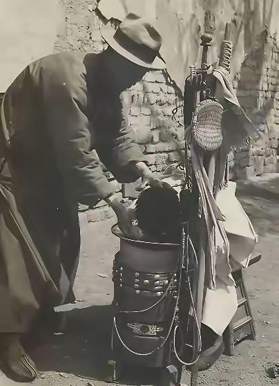1988年，四川一个镇上剃头的陈老头跟混混干仗，被铐进所里。

小警察正训话，他