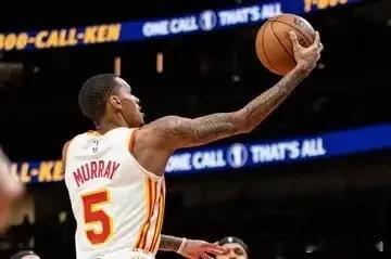 据NBA分析网作者詹姆斯皮尔西报道：洛杉矶湖人对老鹰球员穆雷非常感兴趣，湖管有意