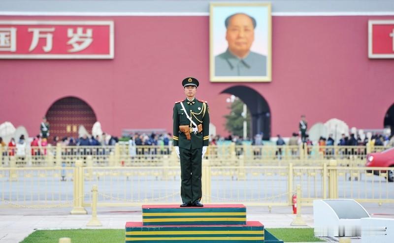 你能想象一群穿着普通黑色羽绒服的年轻人，走在街头却能瞬间让人感受到强大气场吗？最