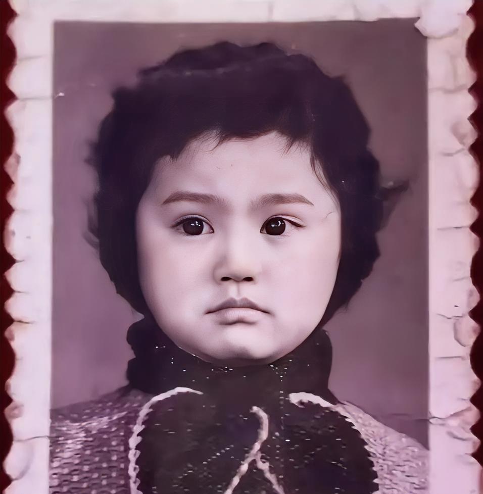 宁静现在气场能压死半个娱乐圈。但她小时候被一群男孩吓哭过。

那时候她长得像洋娃