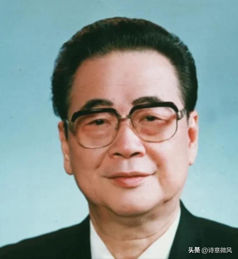 1992年7月18日中午12时15分，天津海河两岸的船只齐声拉响汽笛，送别一位伟