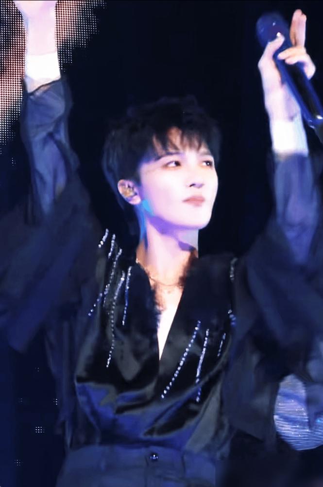 深深2026跨年场，官方定价最高一千六。可黄牛一倒手，票价直接翻五倍，上万港币！