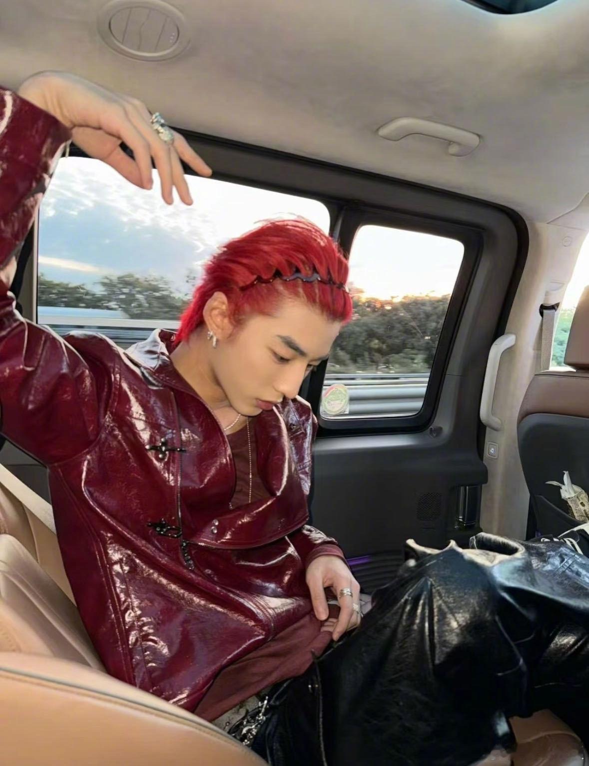 林秋楠红发是谁的穿搭博主上线了！原来是👀被弟弟新染的红头发帅到，期待今晚ELL