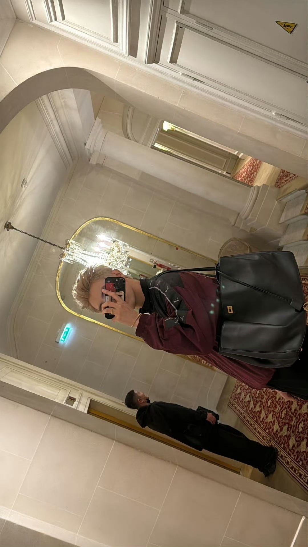 陈飞宇发色开出隐藏款了 原来陈飞宇 巴黎时装周 新发色是奶茶棕耶[哇][哇][哇