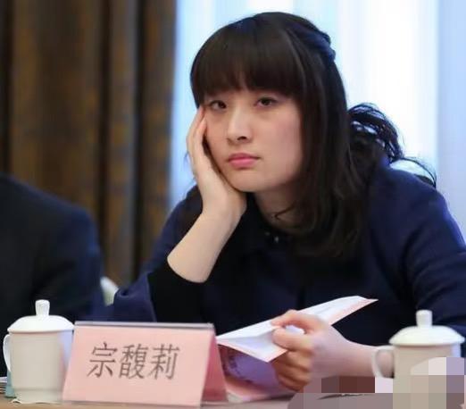 史上比急刹车，
还突然的董事长卸任出现了！
宗馥莉这波操作着实让所有人都惊了一下