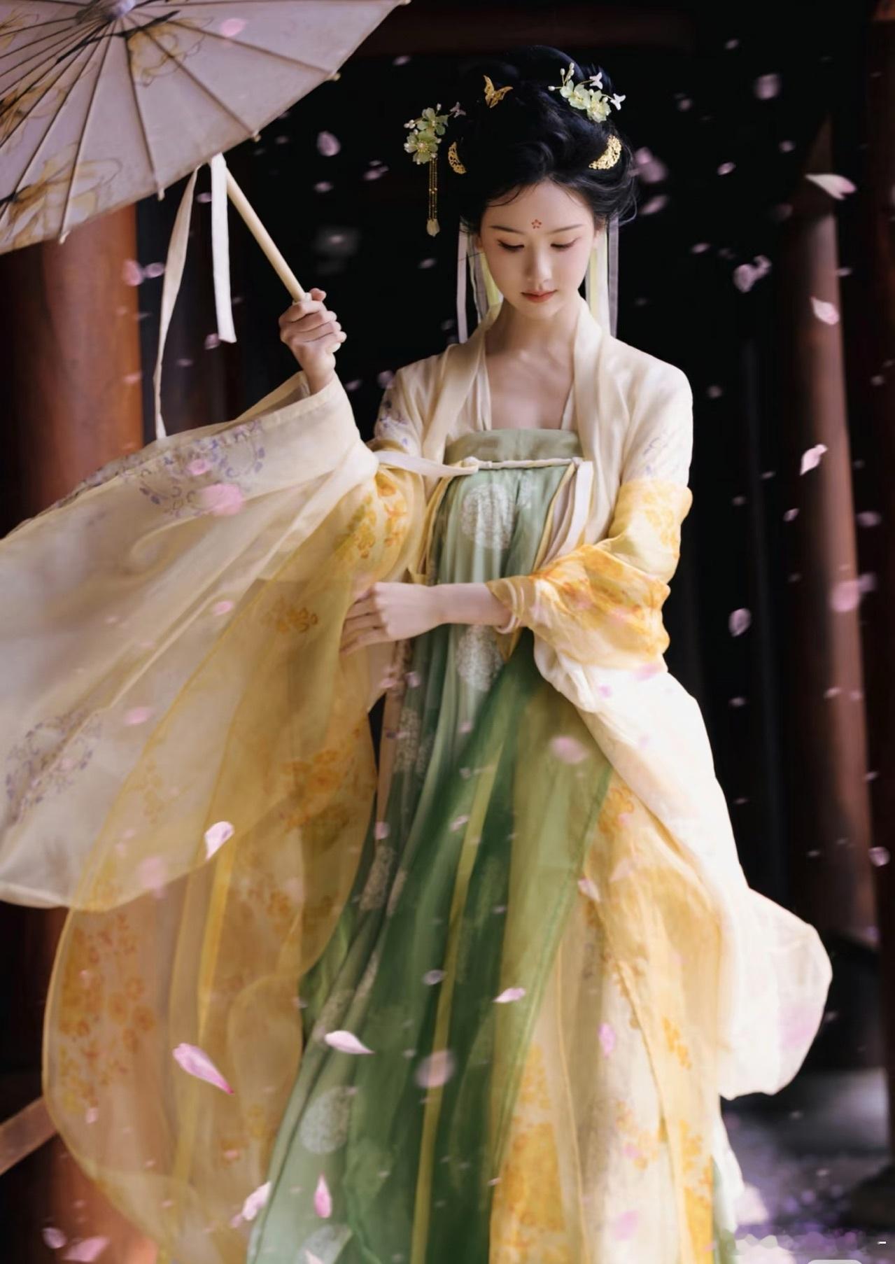 陈都灵一秒代入晋江女主  嘟嘟的演技让人眼前一亮，她能够轻松驾驭各种角色，无论是