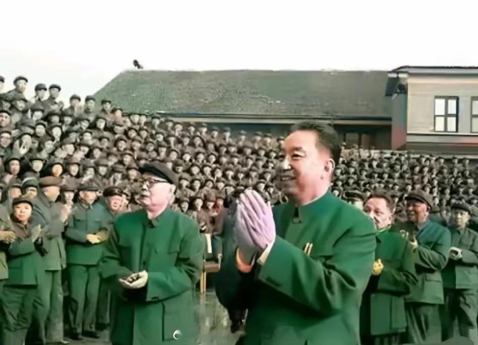 这是上个世纪七十年代的照片，当时华老站在中国政治最前沿，叶、邓两人也只能辅其左右