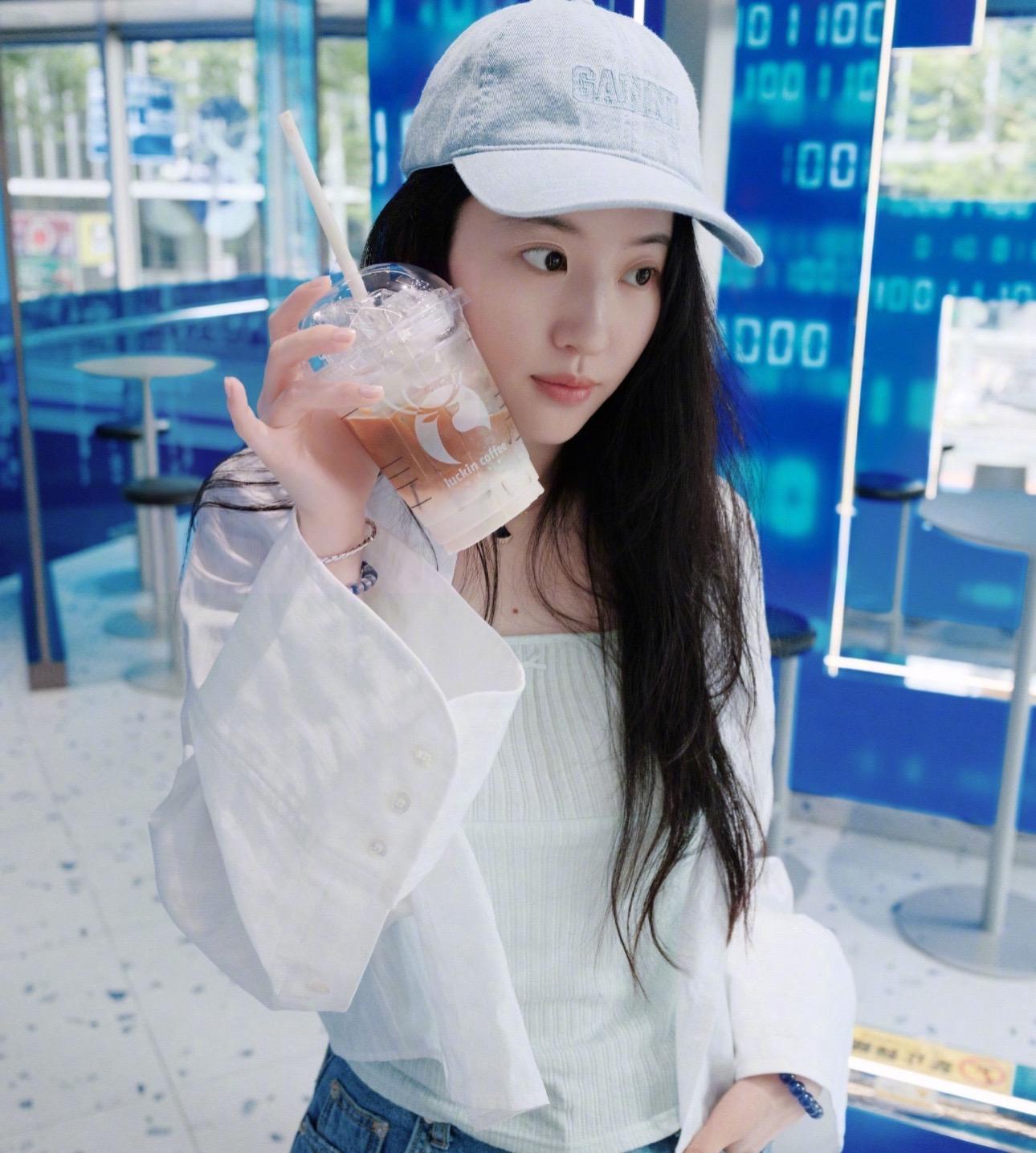 刘亦菲最新｜听说喝瑞幸咖啡能变成刘亦菲！