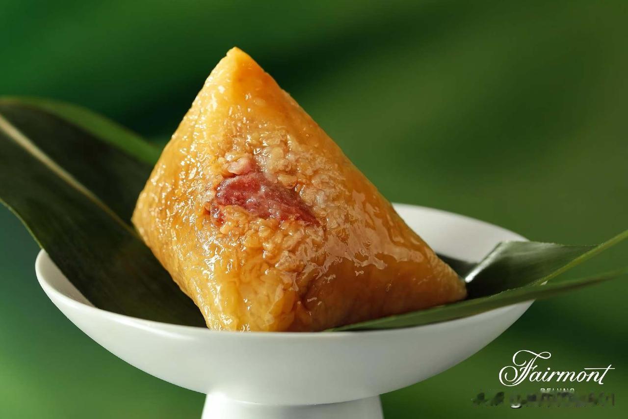 车内空间宽敞得离谱，一家人出行也不会觉得拥挤。智能配置更是一绝，智能驾驶辅助系统