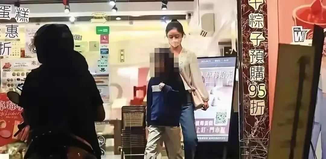 一家三口出门，霍建华全程盯女儿，眼神黏得比冰淇淋还甜。林心如蹲下来给小海豚捋头发