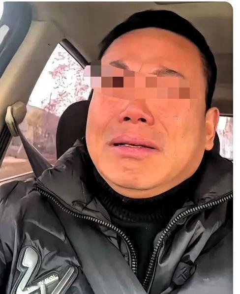 图片中的男人嫌弃他妻子不浪漫，不解风情，把结发妻子抛弃了，非要娶个会打扮、爱玩乐