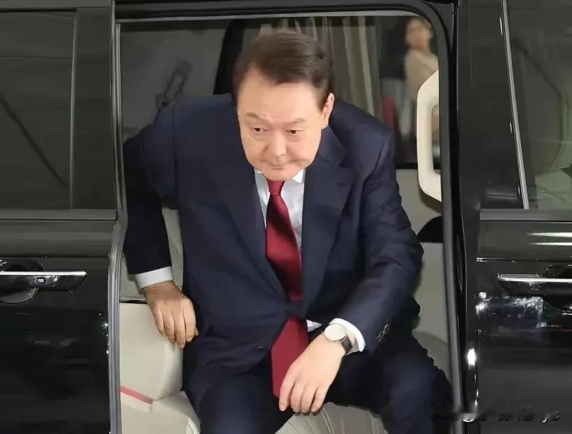 韩国前总统尹锡悦的祸不单行，上一个内乱罪还没结案，又被曝光新罪行。
据韩国《韩民