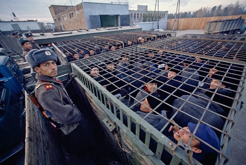 1980年代，苏联伊尔库茨克附近，被押送的劳改犯们。 