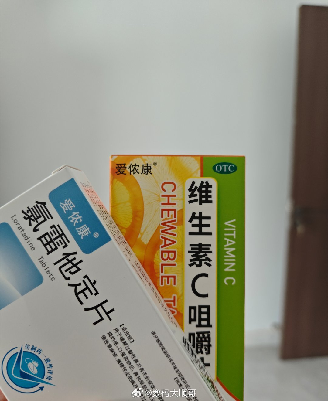 氯雷他定和西替利嗪的区别春季花粉过敏我买的氯雷他定片，药店推荐跟维C一块吃，感觉