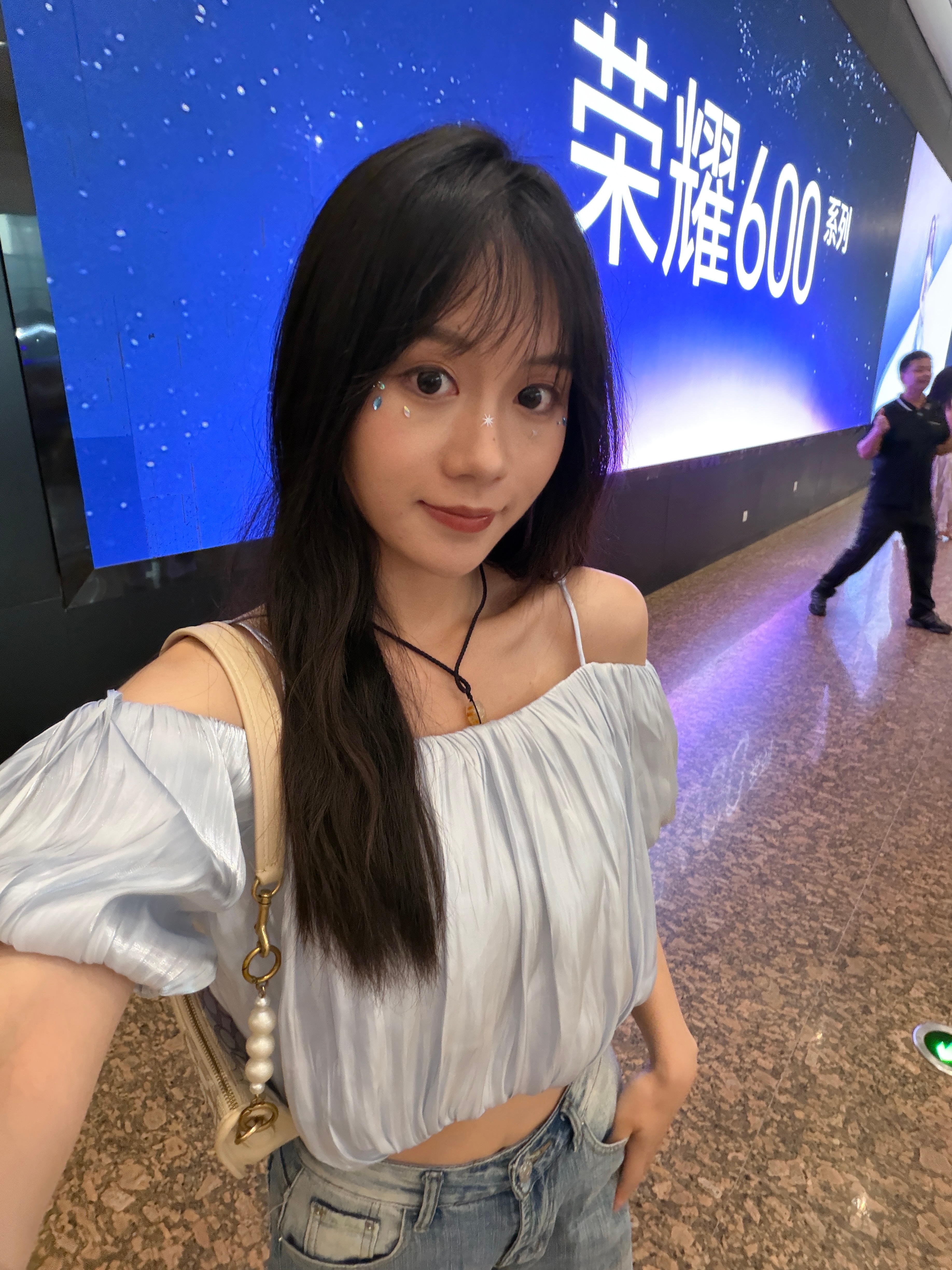 来荣耀发布会现场啦～这还有工作人员贴布灵布灵的钻