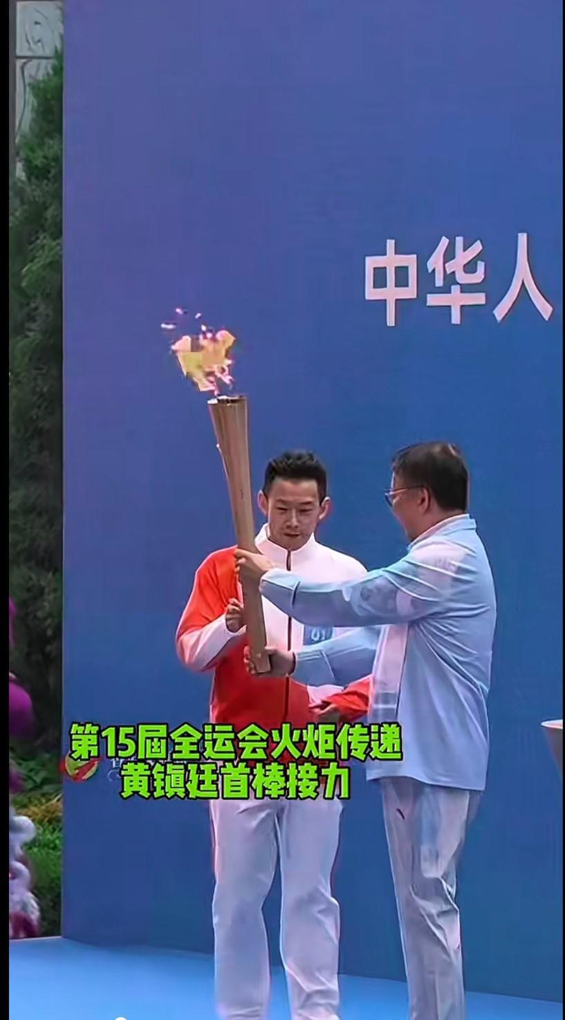 很欣赏大圣，每一次只要他们上台领奖，只要奏国歌，他都会第一个放下手里面的东西，一