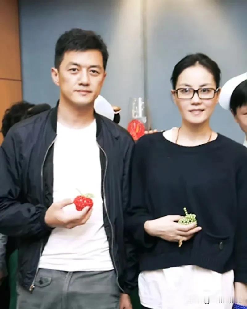 李亚鹏的家庭成员

第一任妻子，王菲，55岁，歌手。

大女儿，李嫣，19岁，目