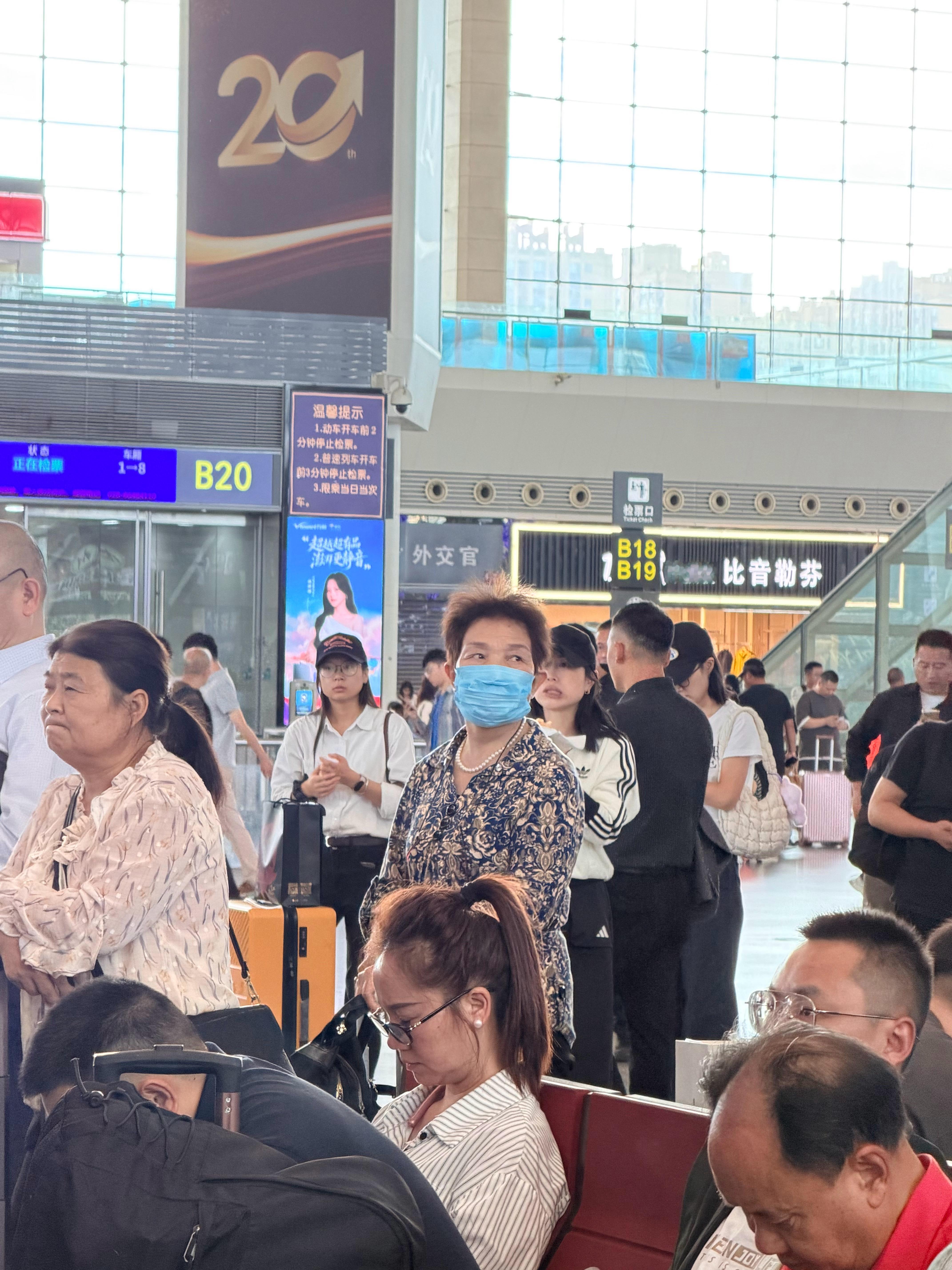虽然国庆结束了，但是在🚄站还能看到代言人的电子屏广告。😊万和品牌代言人杨超越