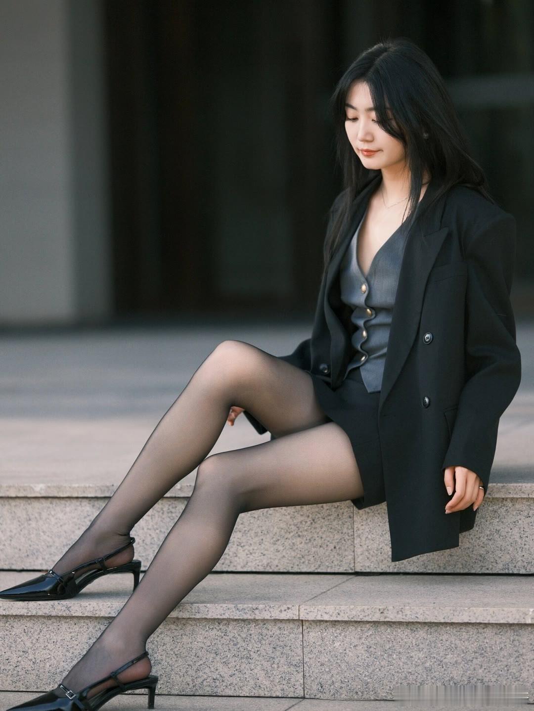 黑丝黑裙黑外套~ ​​​