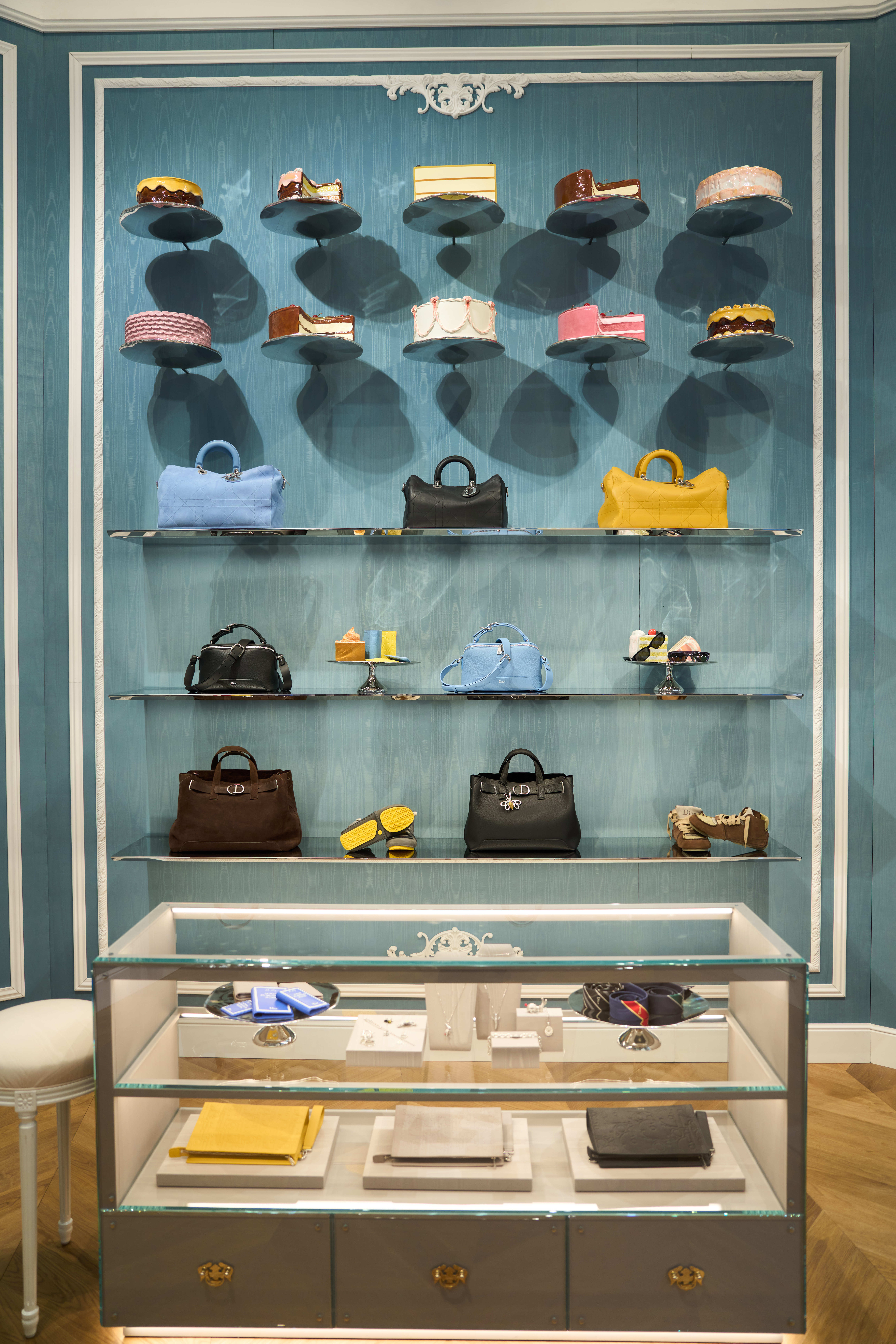 当法式浪漫邂逅甜意心动，迪奥甜品主题限时精品店于南京德基广场正式启幕。Dior爱