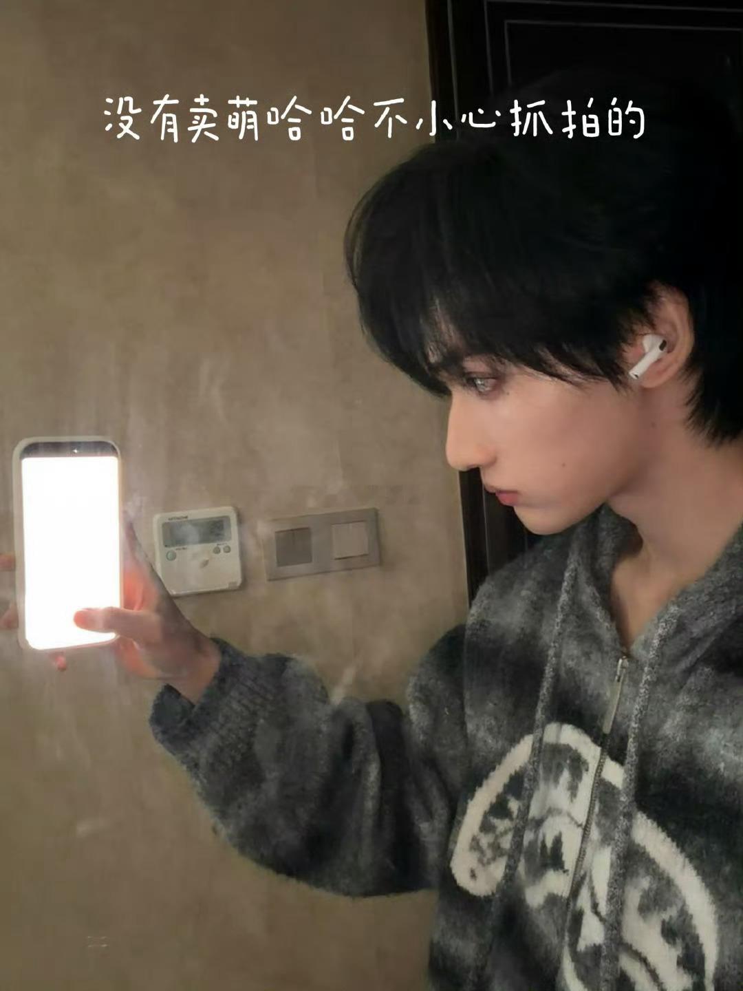 余宇涵透露在准备新歌，已经开始和粉丝小伙伴一起蹲守消息！期待新歌早日发布，一起解