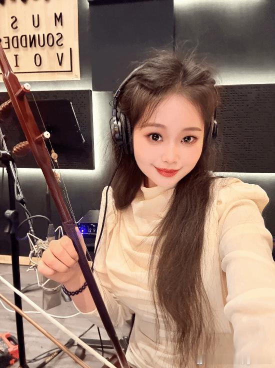 《黑神话：钟馗》贺岁短片二胡演奏者现身近日，小红书博主Esthe象象发文称：“很