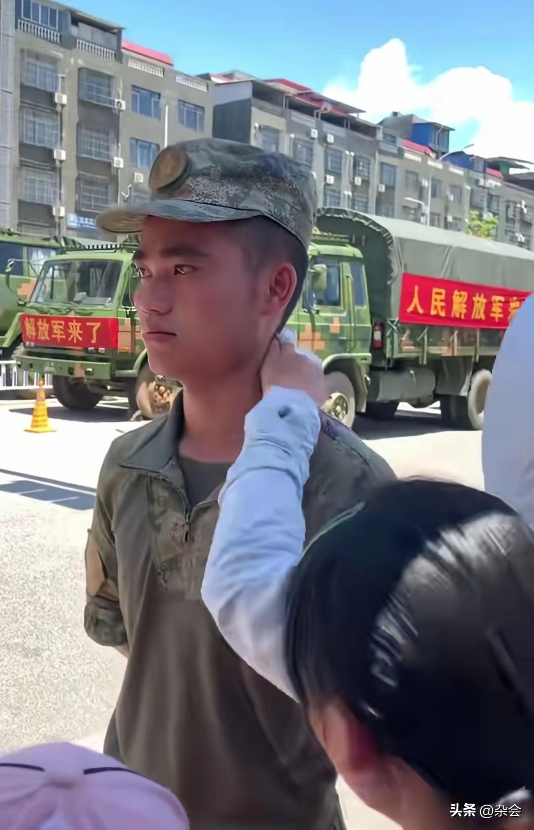 哪有什么岁月静好，不过是有人替我们负重前行。
看着大姐为抗洪战士擦拭汗水，战士眼