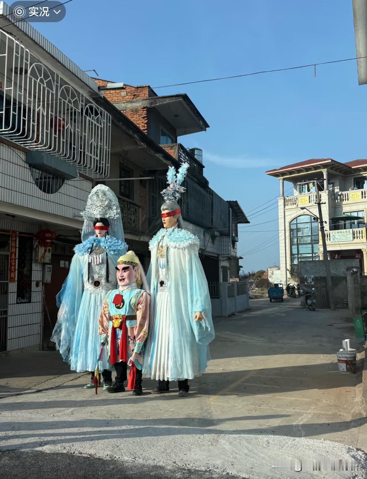 【民俗奇闻】在福建游神活动中，细心的朋友会发现练习时神偶的眼睛会被红布蒙上。
