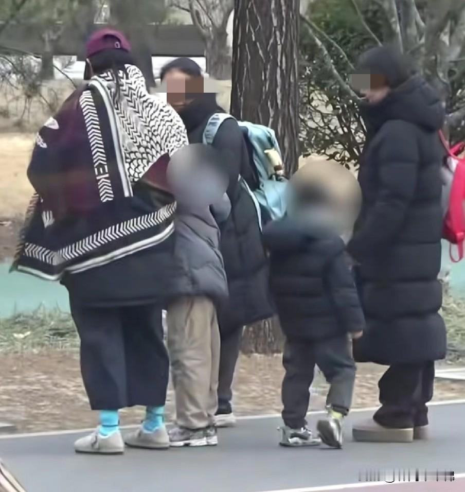 都在骂白百何，让5岁儿子在公园随地小便。这事儿可大可小，坏就坏在她是演员，是公众