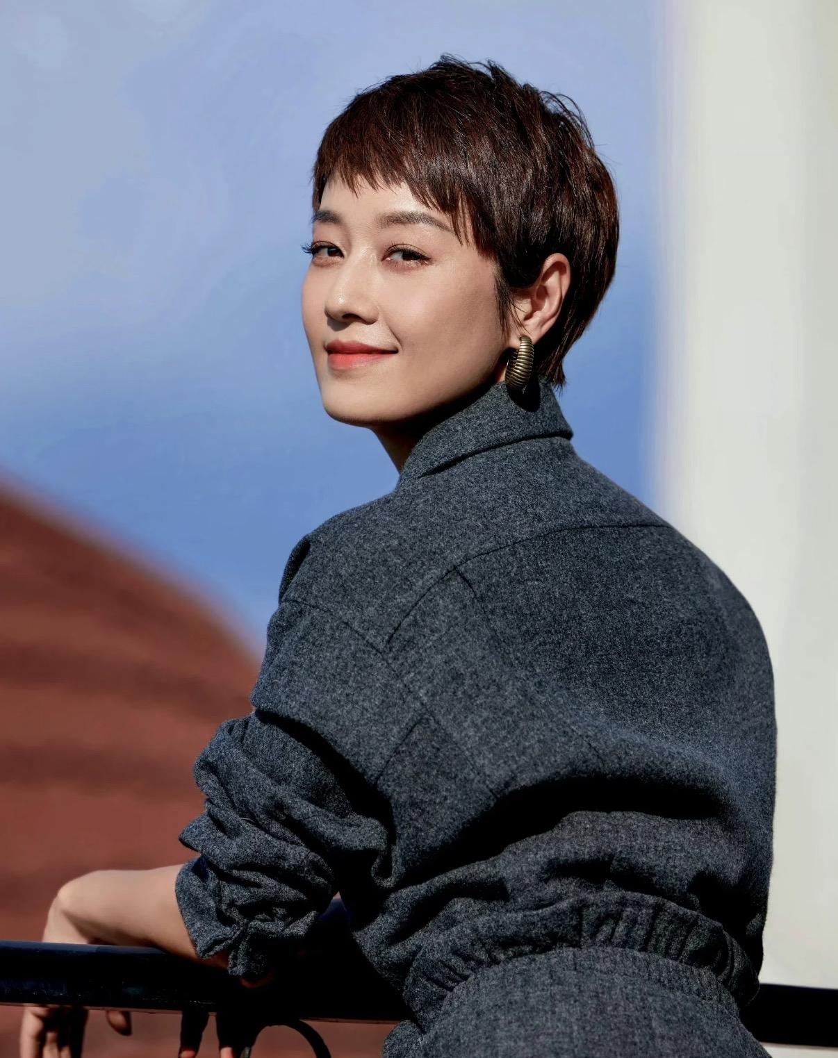 我朋友在上海活动现场看到了马伊琍，

然后他就立马打电话跟我说：

以后不要再说