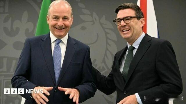 英国伦敦。 盎格鲁 - 撒克逊式的和平新闻。
英国与爱尔兰政府迅速对外表示，在英