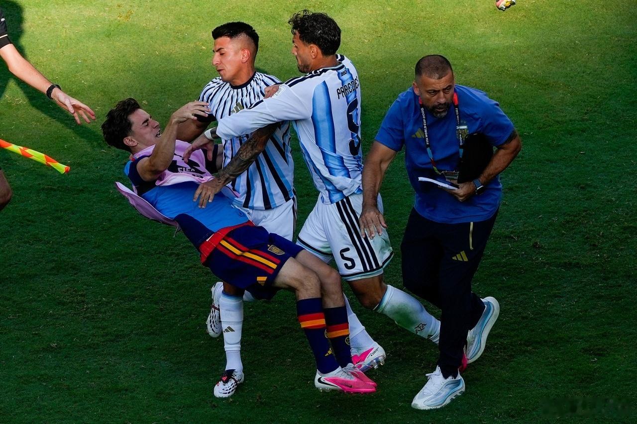 重磅！FIFA展开调查！世界杯决赛大乱斗，阿根廷3人或遭遇禁赛重罚世界杯决赛爆发